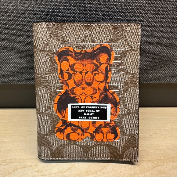 RARE! NWT! Coach Vandal Gummy Bear Passport holder F77914 - Picture 1 of 7